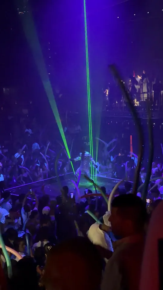 Show de láser verde sobre el público en Coco Bongo